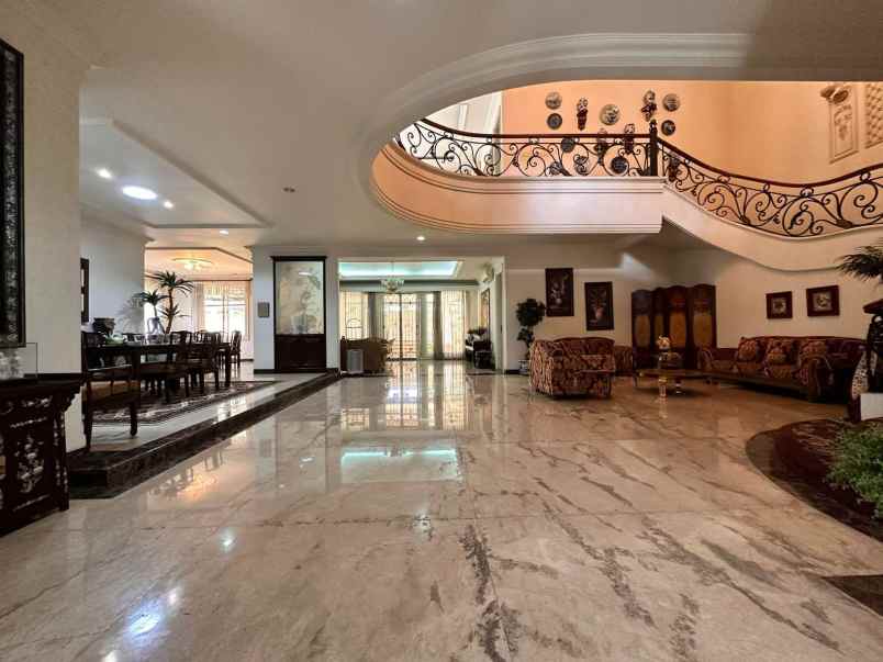 dijual rumah mewah lokasi taman golf lippo karawaci