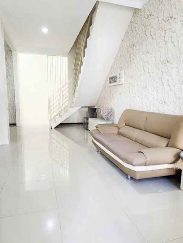 dijual rumah pakuwon city cluster taman