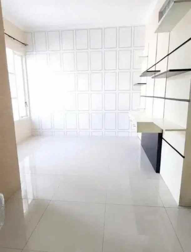 dijual rumah pakuwon city cluster taman