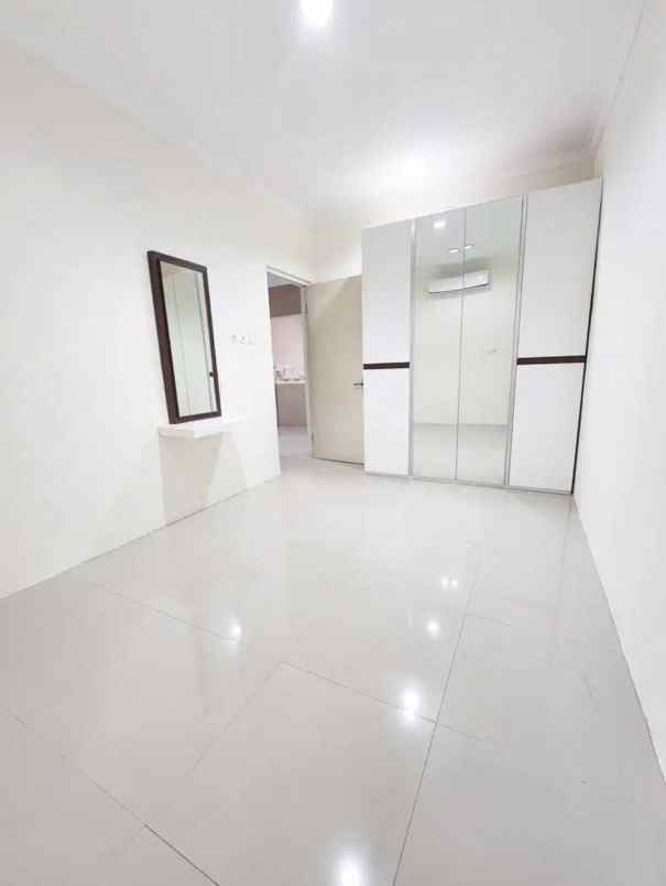 dijual rumah pakuwon city cluster taman