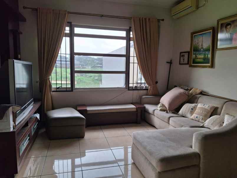 dijual rumah parahyangan