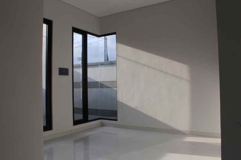 dijual rumah perum diamond residence