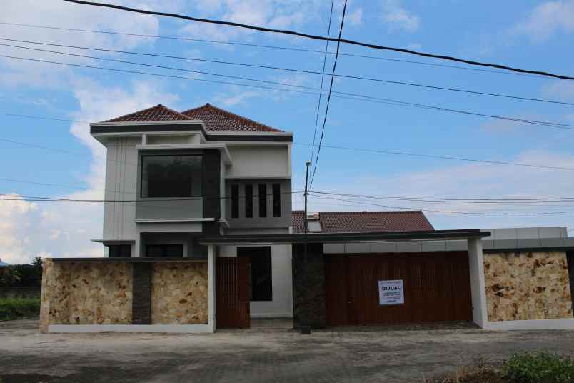 dijual rumah perum diamond residence