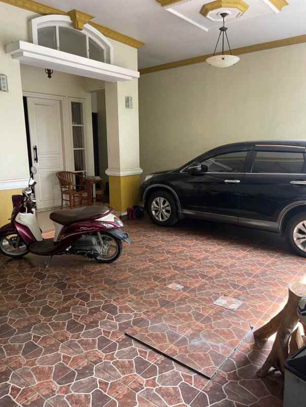 dijual rumah perumahan royal residence