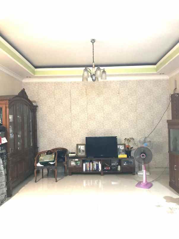 dijual rumah perumahan royal residence