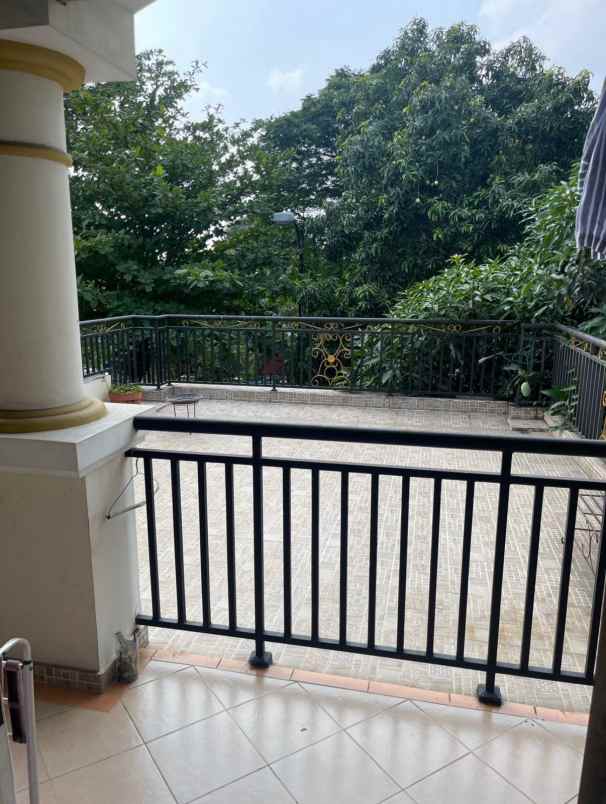dijual rumah perumahan royal residence