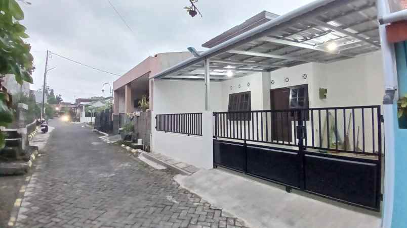 dijual rumah purwomartani