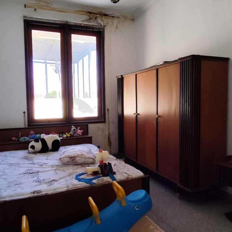 dijual rumah raya pucang jajar