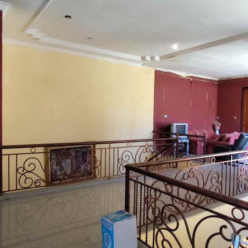 dijual rumah raya pucang jajar