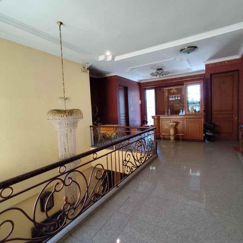 dijual rumah raya pucang jajar