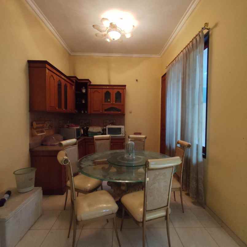 dijual rumah raya pucang jajar