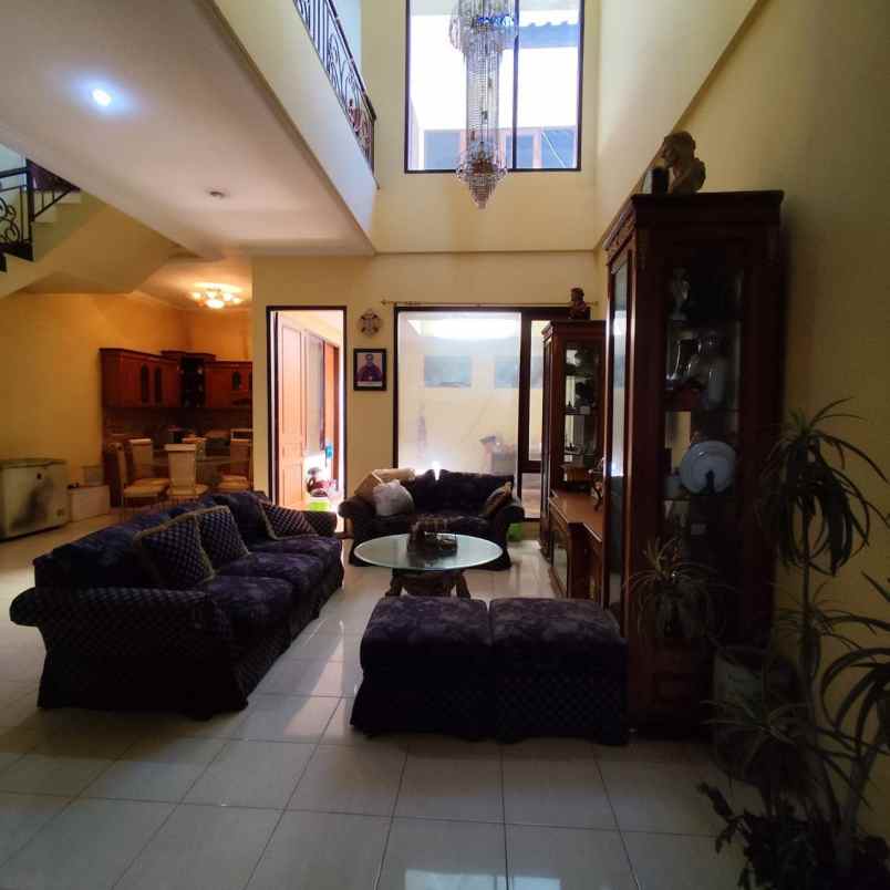 dijual rumah raya pucang jajar