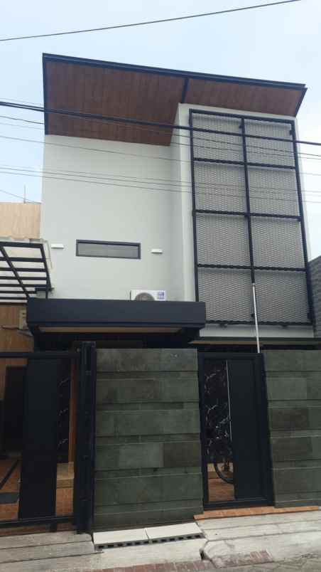 dijual rumah simpang darmo permai selatan