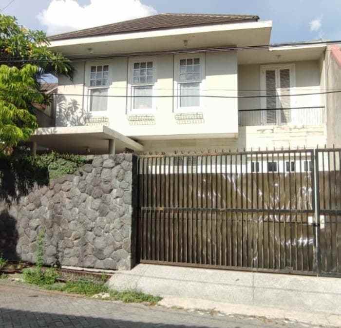 dijual rumah simpang darmo permai selatan