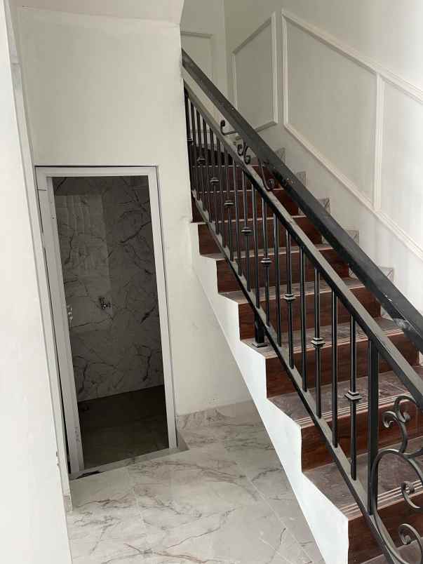 dijual rumah srengseng sawah