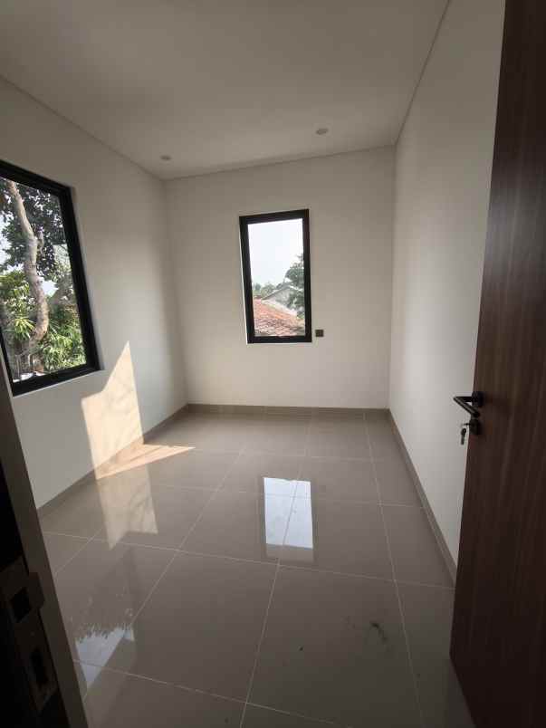 dijual rumah ssktor 9 bintaro jaya
