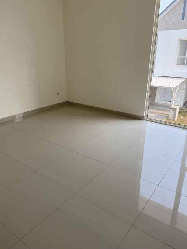 dijual rumah suvarna sutera cluster