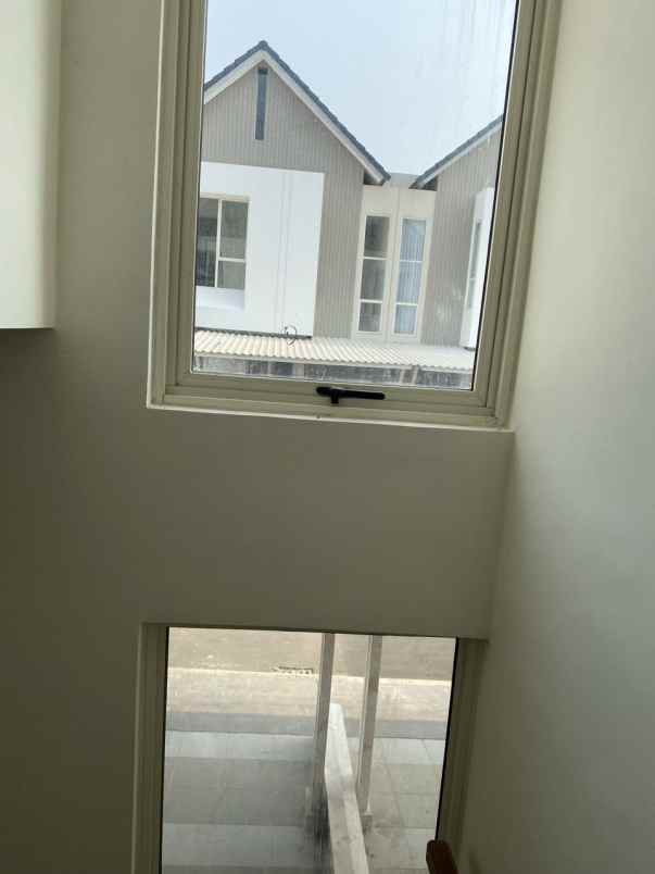 dijual rumah suvarna sutera cluster