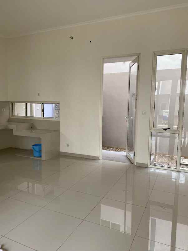 dijual rumah suvarna sutera cluster