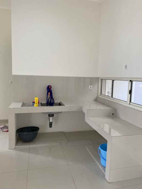 dijual rumah suvarna sutera cluster