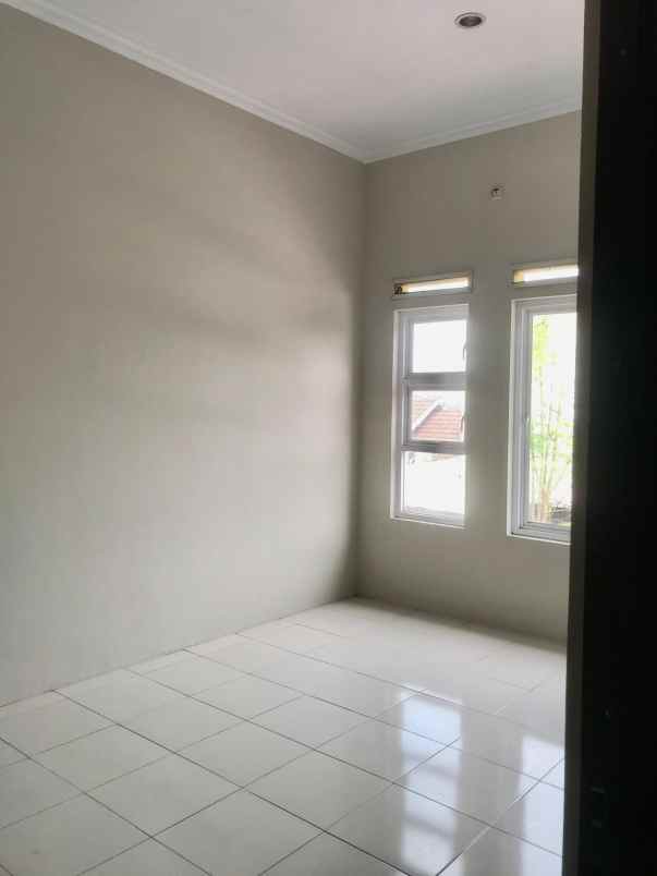 dijual rumah taman anyelir 3 jalan raya