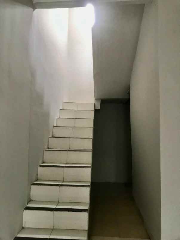 dijual rumah taman anyelir 3 jalan raya