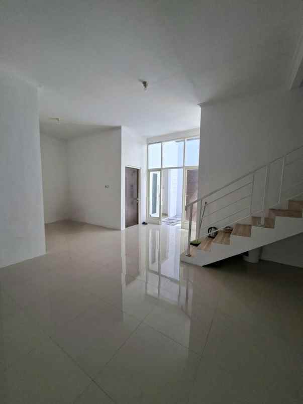 dijual rumah taman rivera
