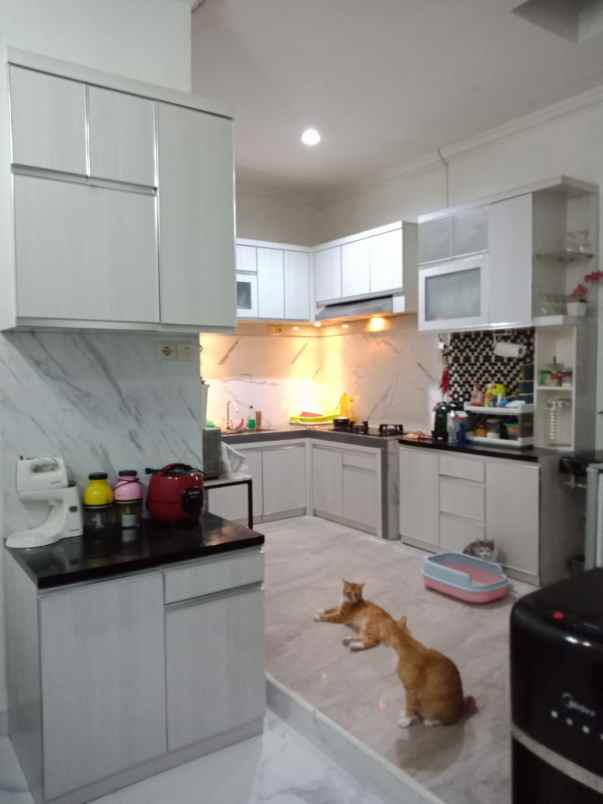 dijual rumah tytyan kencana