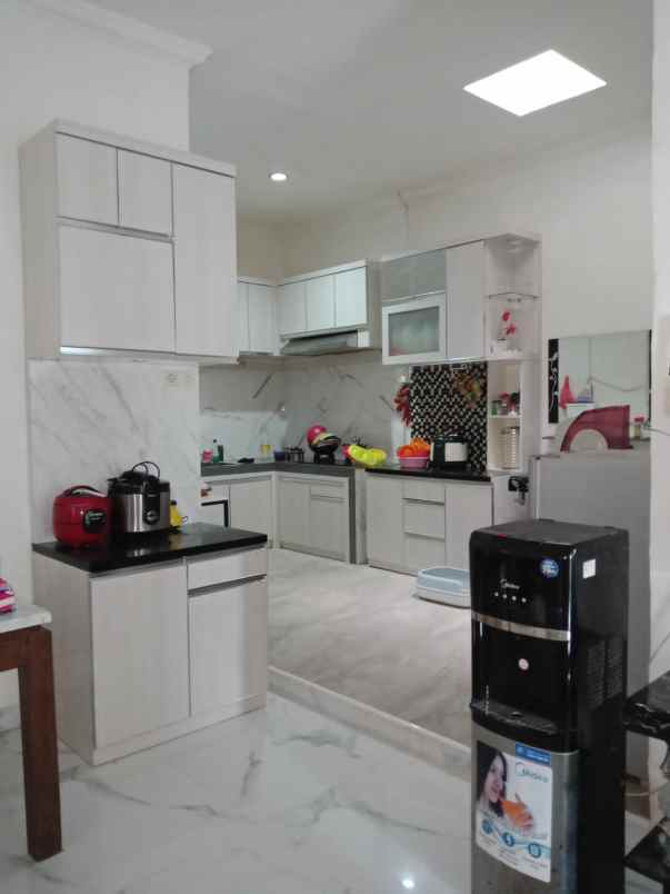 dijual rumah tytyan kencana