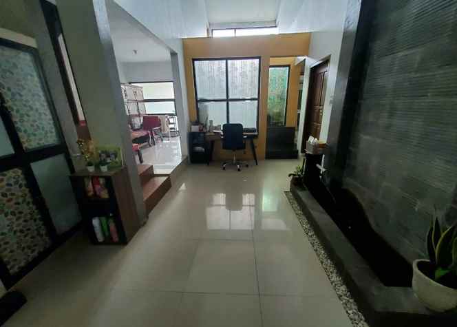 dijual rumah wisma lidah kulon