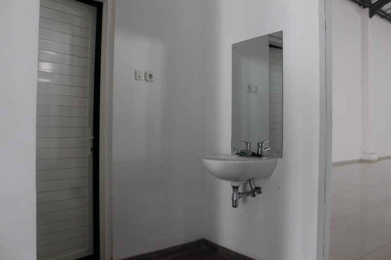 disewakan ruko gudang kantor kel jajag kec gambiran kab