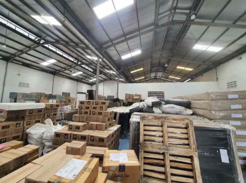 gudang dan kantor pinggir jalan di raya bekasi cakung