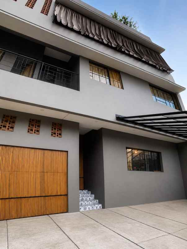 jual rumah mewah komplek full furnished strategis