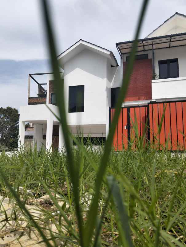 perumahan 2 lantai paling dekat sarijadi 600 jutaan