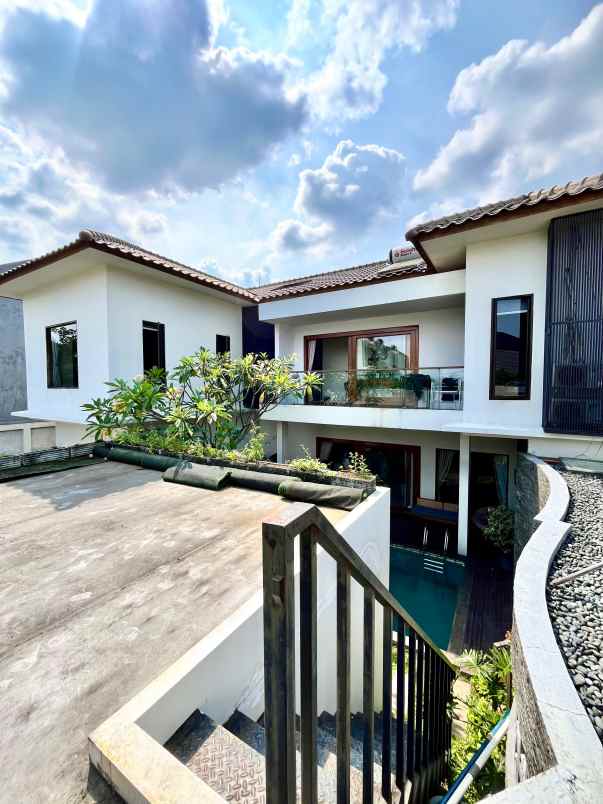 punya 9 mobil carport rumah ini muat semua