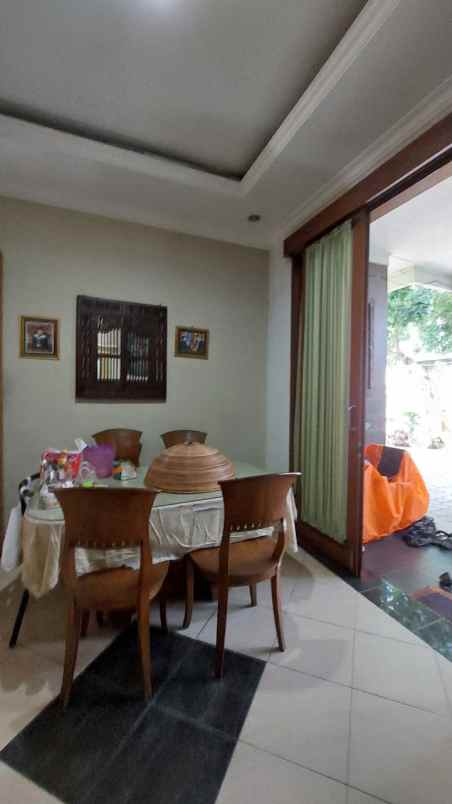 rumah 2 lantai carport mobil dekat tol jatiwaringin