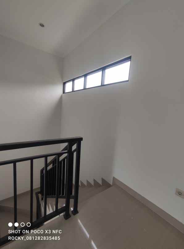 rumah 2 lantai cukup booking free biaya2