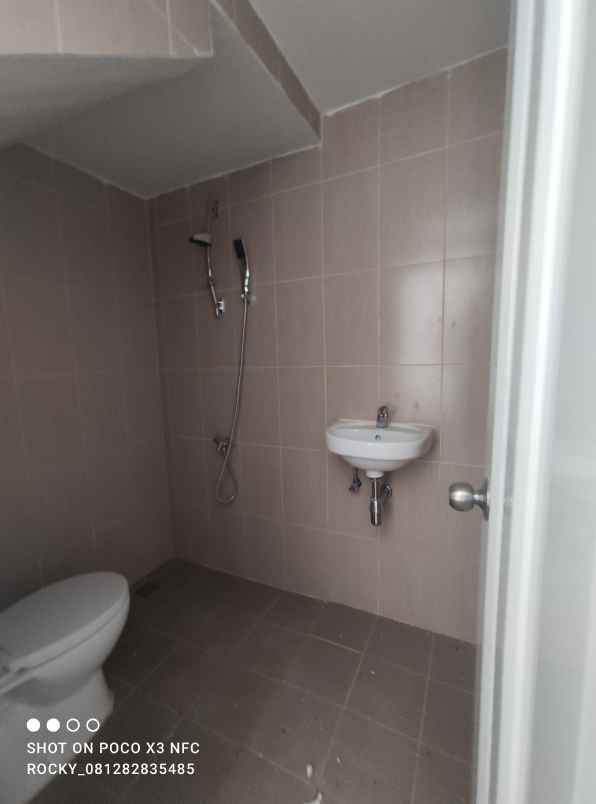 rumah 2 lantai cukup booking free biaya2