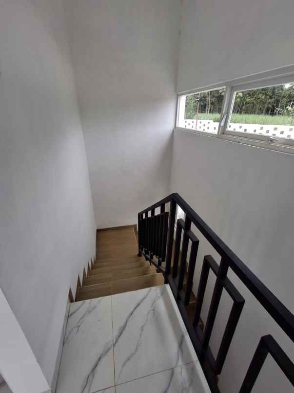 rumah 2 lantai lokasi samping tol malang