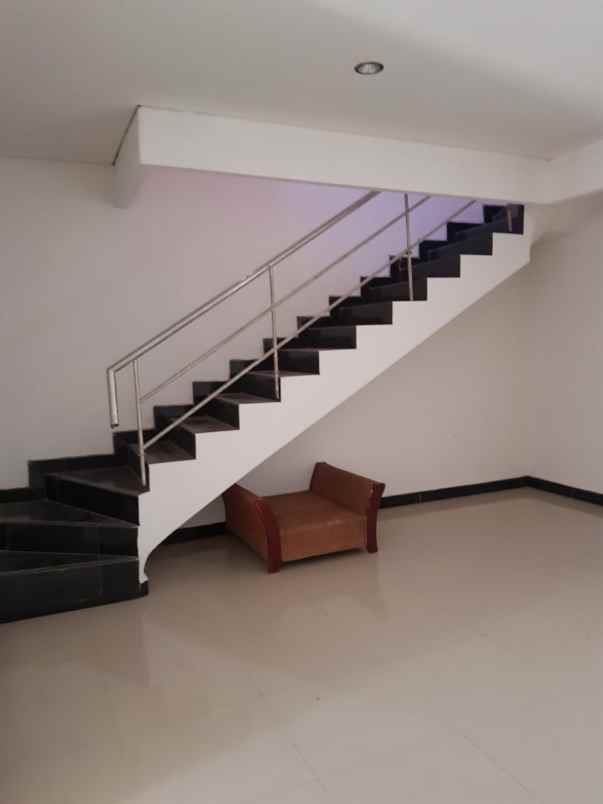 rumah 2 lantai siap huni di babatan pantai