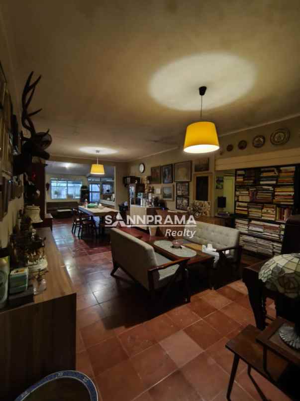 rumah asri startegis di jakarta selatan