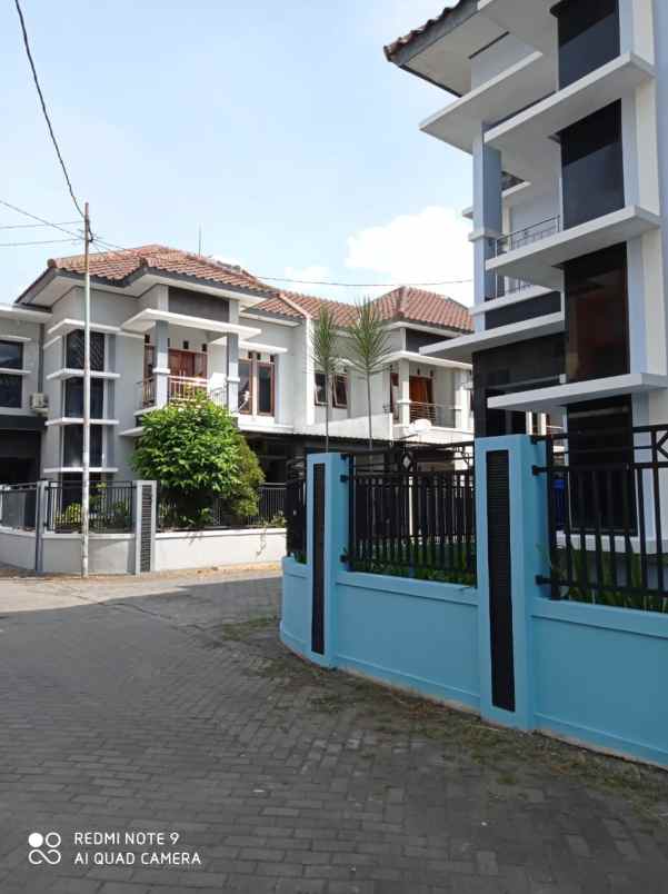 rumah bagus 5 kamar tidur disewakan dekat jalan solo