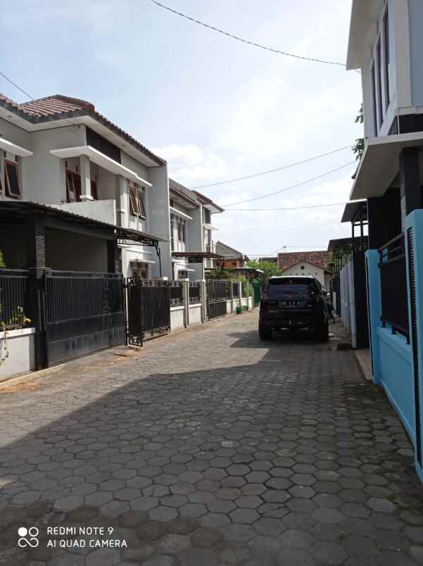 rumah bagus 5 kamar tidur disewakan dekat jalan solo