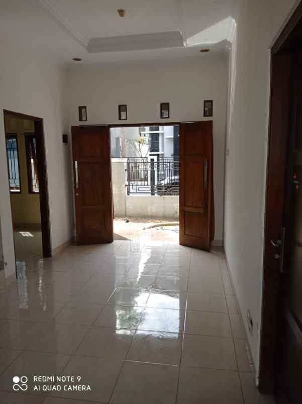 rumah bagus 5 kamar tidur disewakan dekat jalan solo