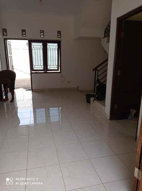 rumah bagus 5 kamar tidur disewakan dekat jalan solo