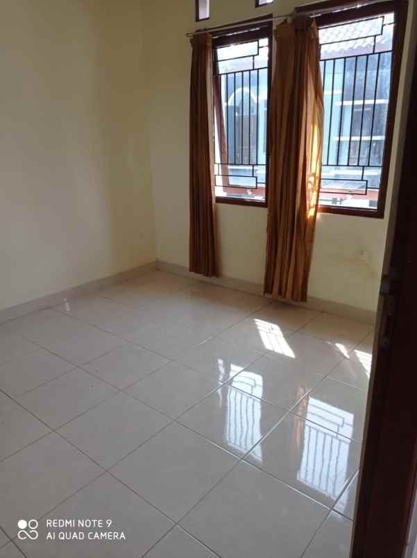 rumah bagus 5 kamar tidur disewakan dekat jalan solo