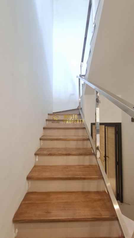 rumah baru 2 lantai 8 menit bandara adi sucipto