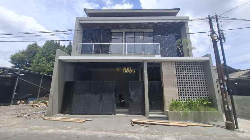 rumah baru 2 lantai 8 menit bandara adi sucipto