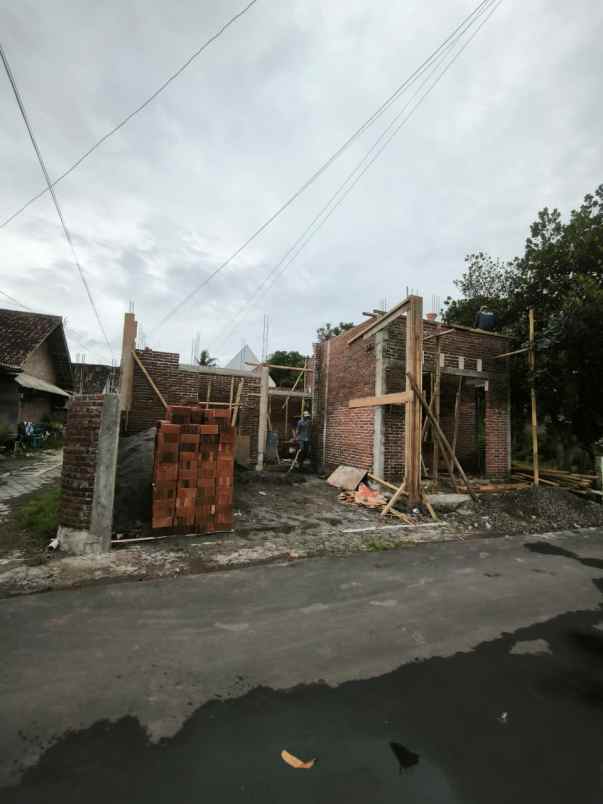rumah baru dekat pasar cebongan dan view sawah