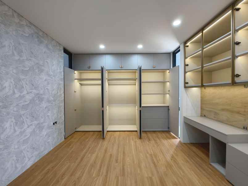 rumah baru hook semi furnished taman ratu jak bar